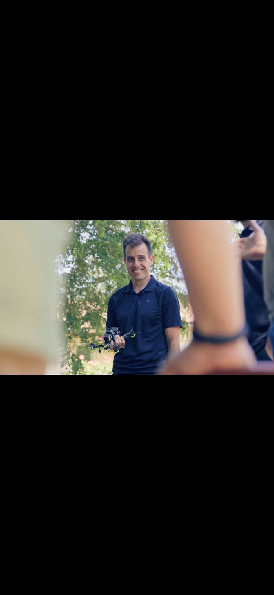 Le pilote présente un drone lors d’une rencontre en extérieur